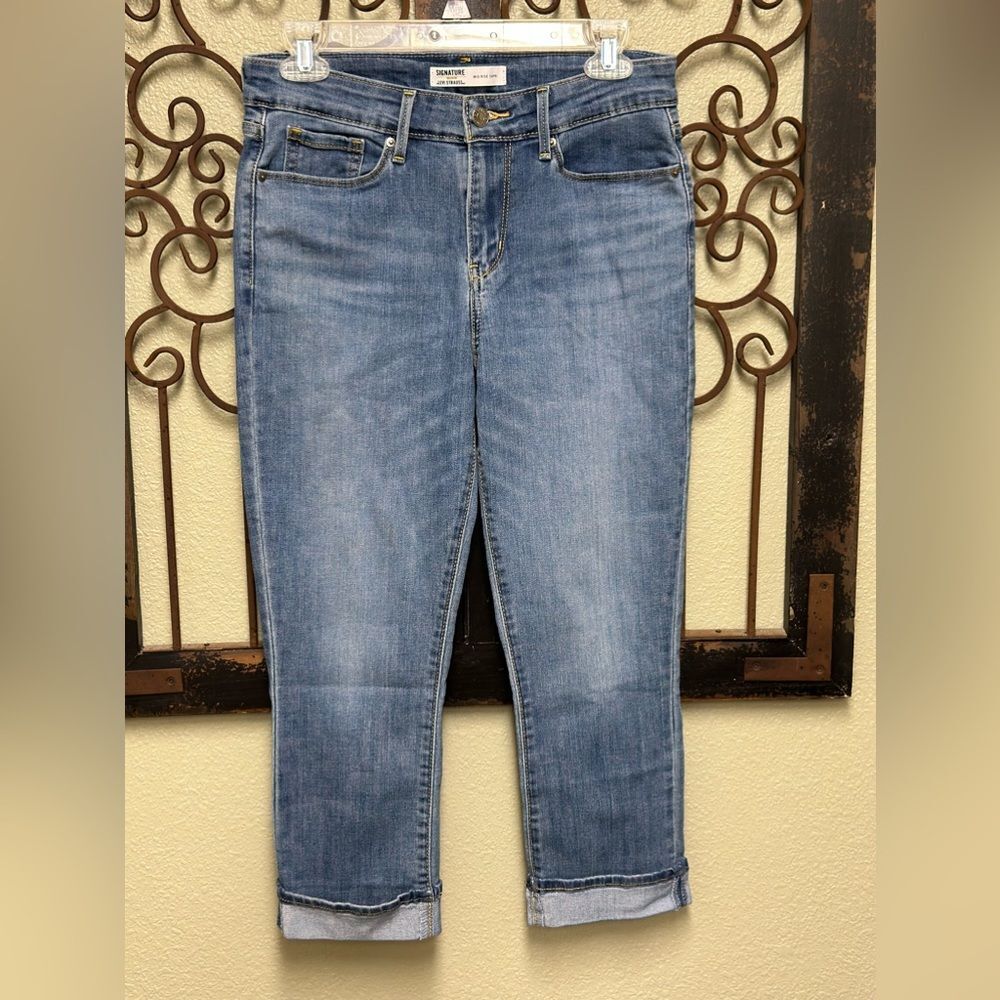 Levi’s Strauss Co mid rise blue jean capris